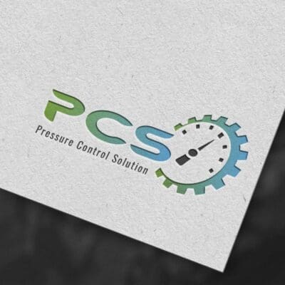 Logo de l’entreprise PCS (Pressure Control Solution) imprimé sur papier texturé, avec un design coloré représentant un manomètre intégré à une roue dentée.