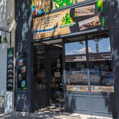 Façade du magasin Ludotrotter avec pose de film anti-UV sur les vitrines pour protéger les jeux exposés.