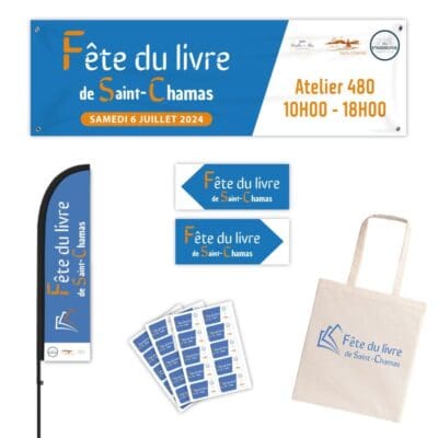 Ensemble de supports de communication pour la Fête du Livre de Saint-Chamas : Beach flag, bâche, panneaux fléchés, stickers et tote bag.