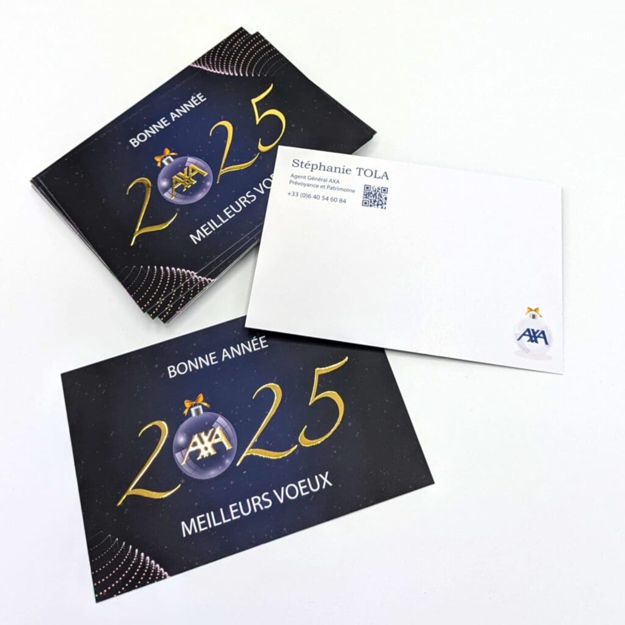 Carte de vœux professionnelle AXA pour l’année 2025, avec une boule de Noël personnalisée au logo AXA, et une enveloppe nominative pour Stéphanie Tola.