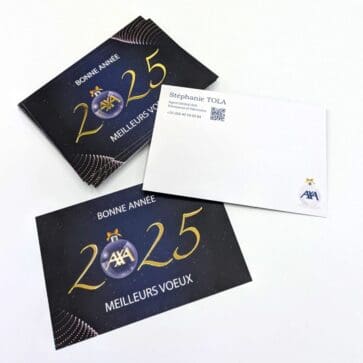 Carte de vœux 2025 personnalisée – AXA Stéphanie Tola Carte de vœux professionnelle AXA pour l’année 2025, avec une boule de Noël personnalisée au logo AXA, et une enveloppe nominative pour Stéphanie Tola.