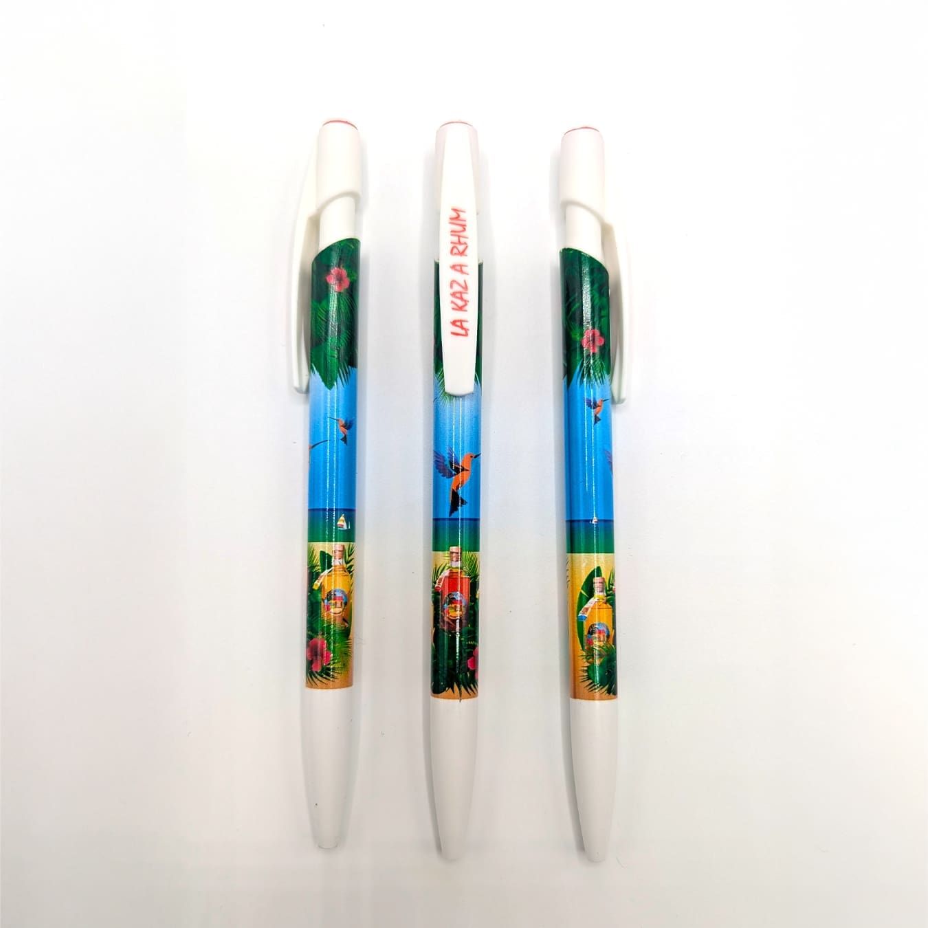 Stylos personnalisés La Kaz à Rhum avec design tropical et logo coloré