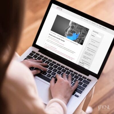 Plateforme e-learning FKNL pour professionnels de santé Utilisatrice consultant la plateforme e-learning FKNL sur un ordinateur portable.