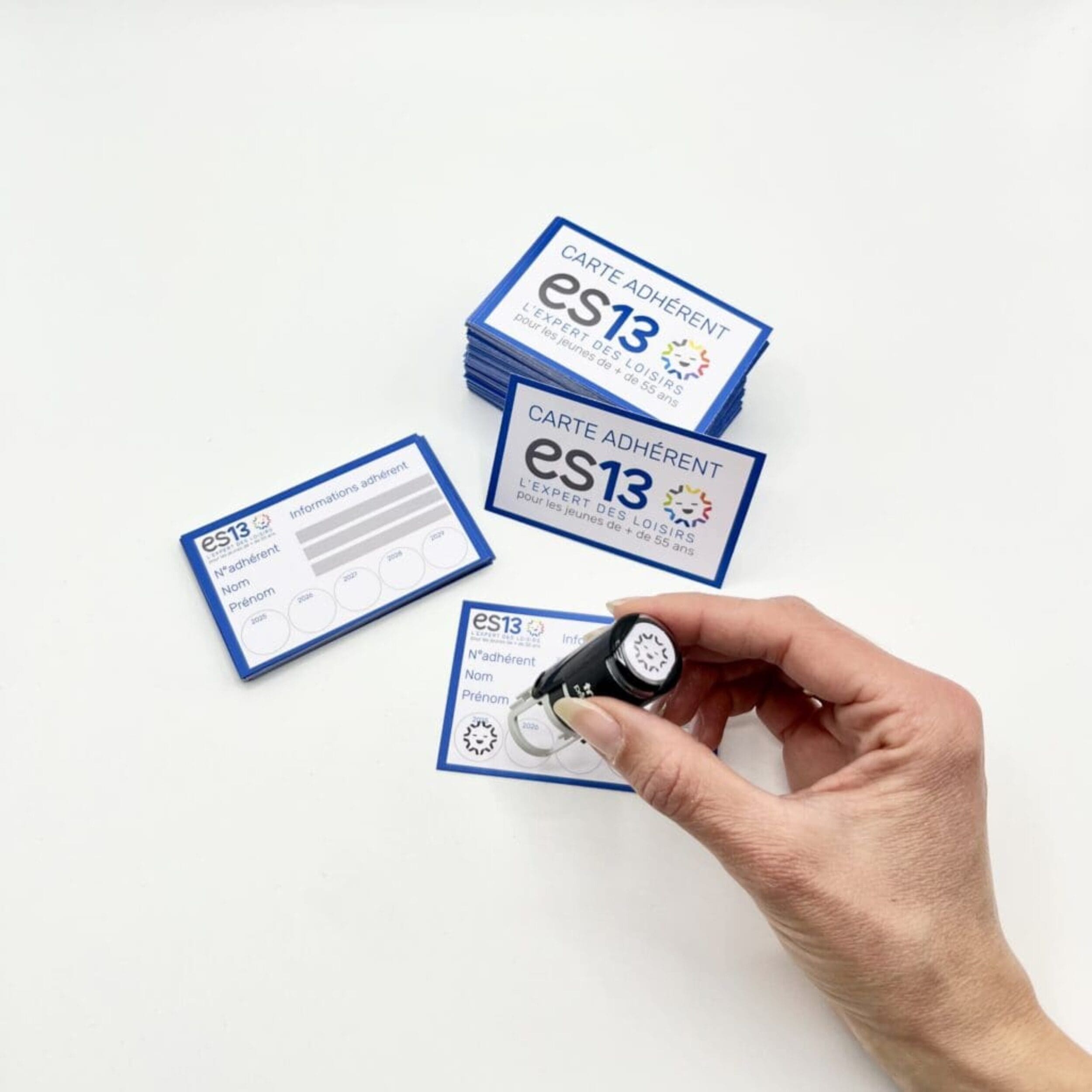 Cartes d’adhérent personnalisées pour ES13 avec un tampon validant l’adhésion annuelle.