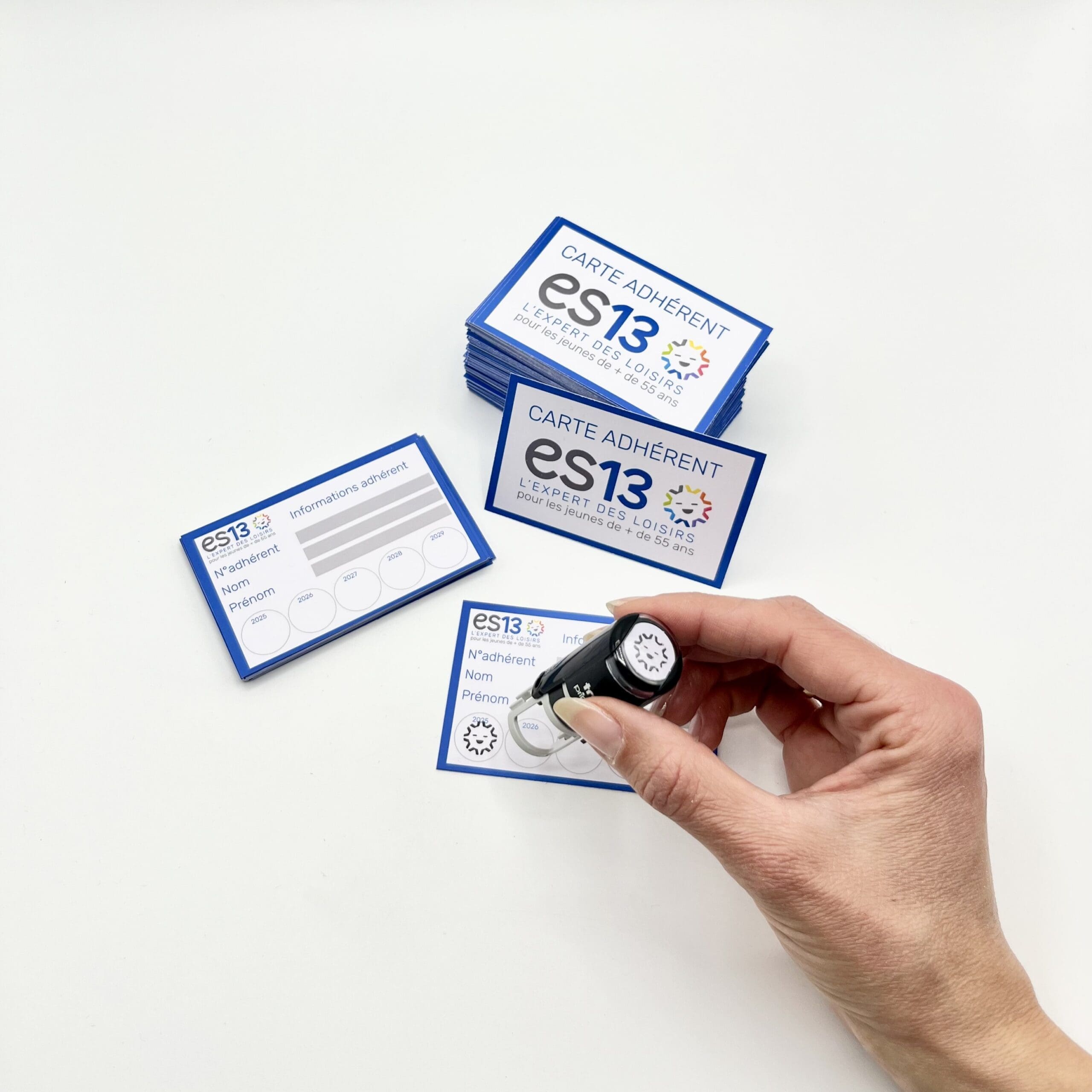 Cartes d’adhérent personnalisées pour ES13 avec un tampon validant l’adhésion annuelle.