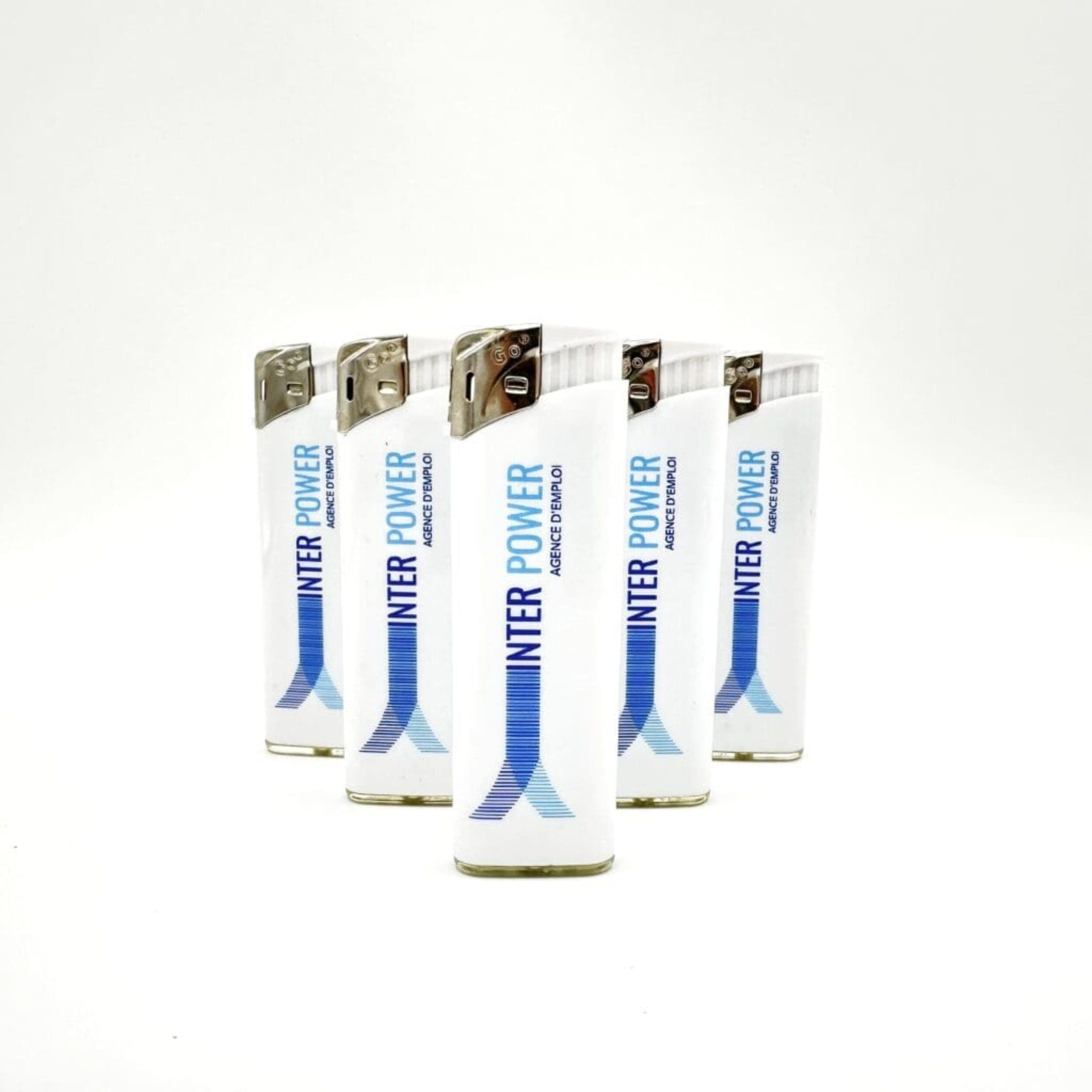 Six briquets blancs personnalisés, disposés debout sur fond blanc.