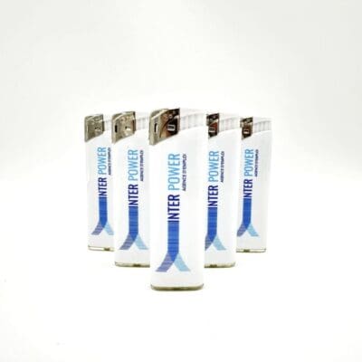 Six briquets blancs personnalisés, disposés debout sur fond blanc.