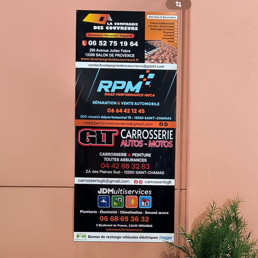 Des panneaux publicitaires au Padel P4